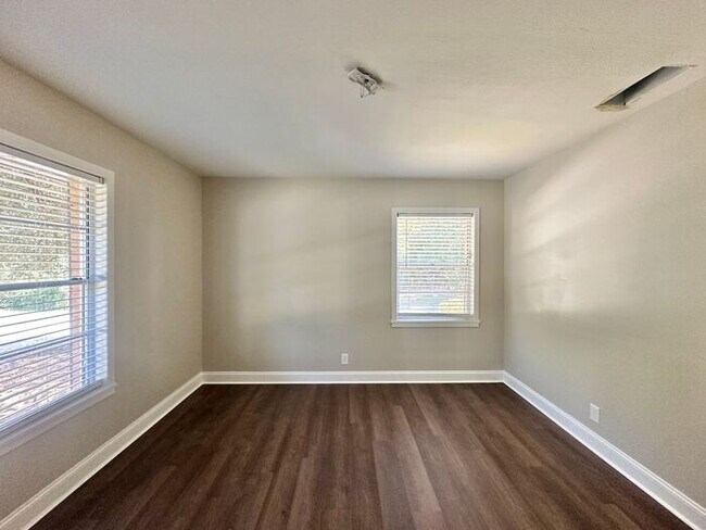 Building Photo - Newly Remodeled 4 Bedroom 2 Bath in Tyler!