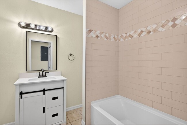 Building Photo - 2 Bedroom 2 bath Oversized Duplex with 2 Car Garage