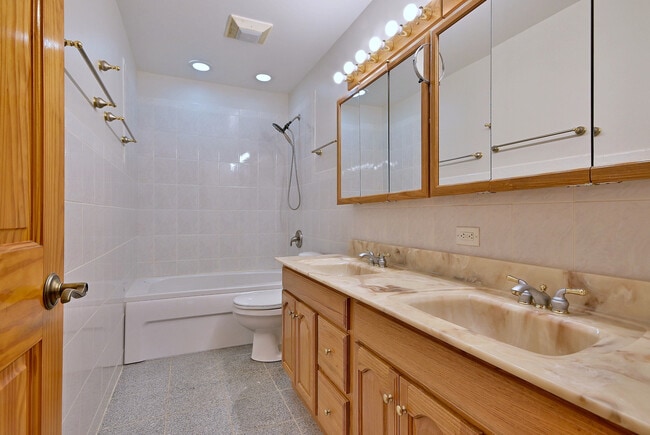 Building Photo - 714 N Lakeside Dr