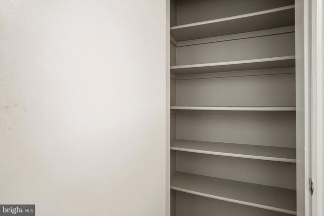 Building Photo - 1721 Queens Ln