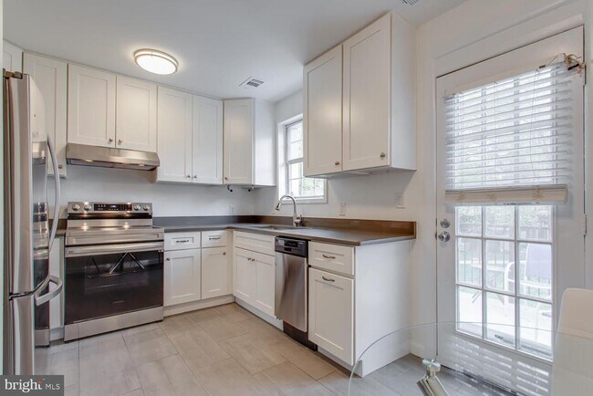 Building Photo - 2707 S Walter Reed Dr