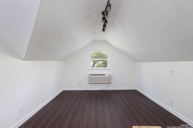 Building Photo - 418 W Rosewood Ave