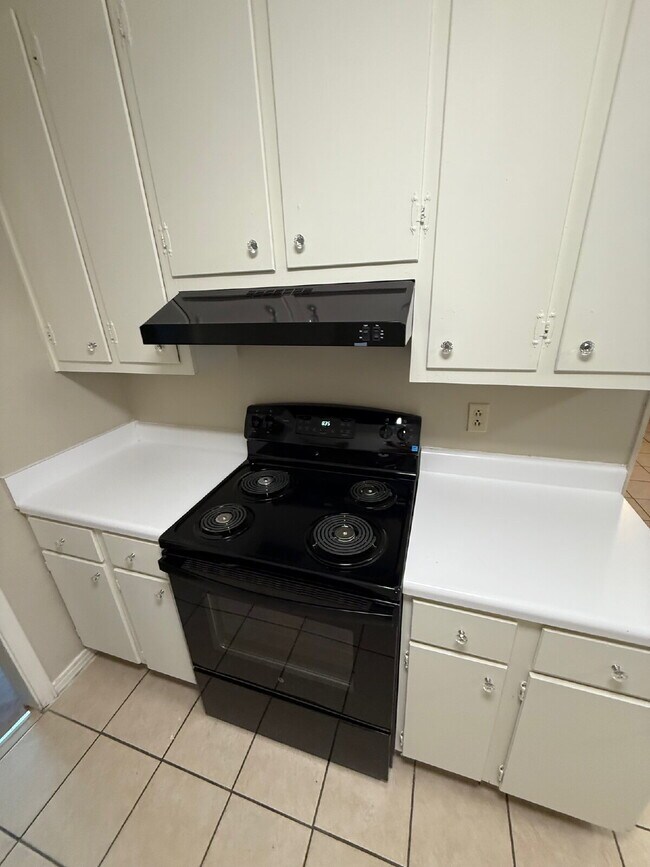 Building Photo - This beautifully updated home is ready for you! Recently freshly painted with new flooring, it of...