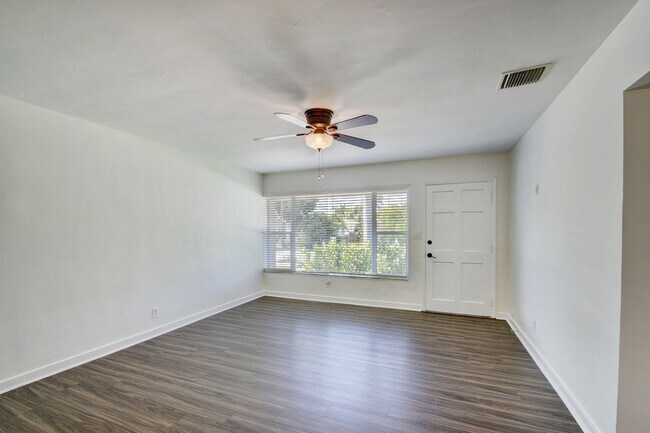 Building Photo - 1749 15th Ave N