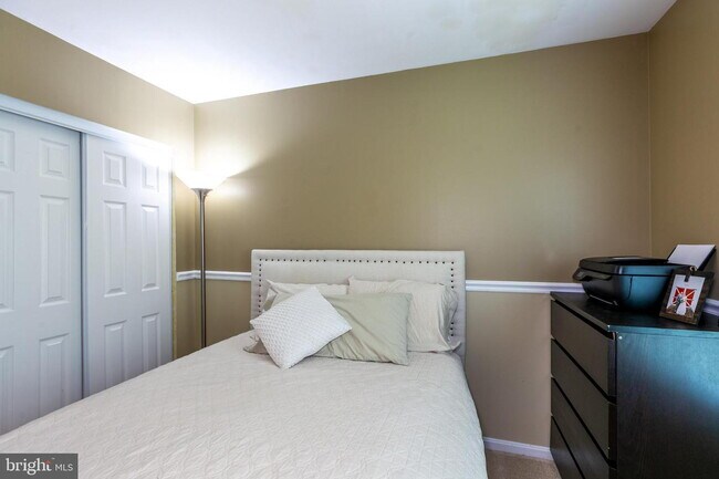 Building Photo - Stylish and Spacious Townhome with Open Floor Plan and Updated Kitchen