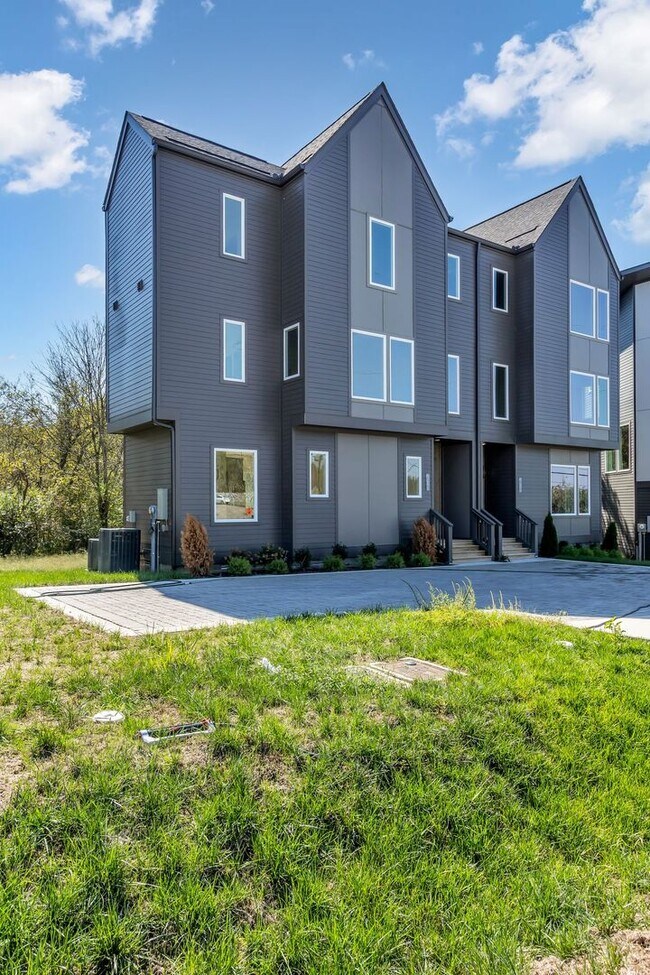 Building Photo - Amazing New Construction in North Nashville!