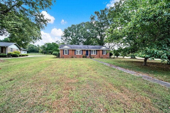 Building Photo - Beautifully Renovated Three Bed Two Bath Ranch Home in Mint Hill!