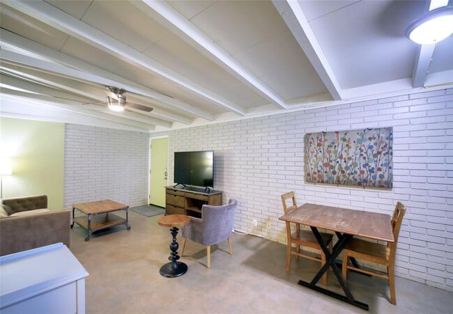 Building Photo - 2325 Newfield Ln