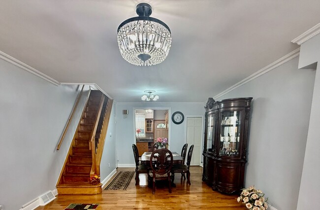 Building Photo - SPACIOUS & MODERN 3 BED/1.5 BA HOUSE w/ Central AC-HARDWOOD Flooring-WASHER/DRYER & Rear PATIO in...