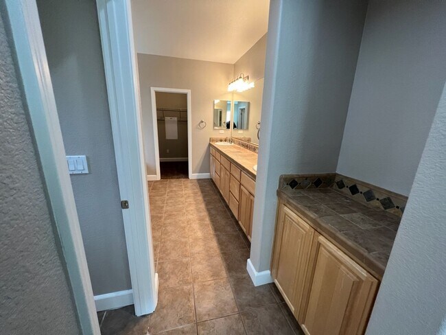 Building Photo - 4 bedroom home with 3 car garage in Patterson!