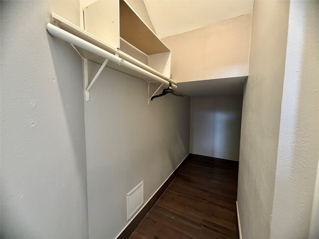 Building Photo - 8006 Oakwood Bend Dr