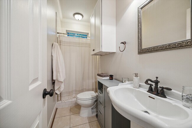 Building Photo - 611 E 20th St