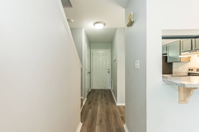 Building Photo - 3 Bedroom Townhouse Near Downtown Durham