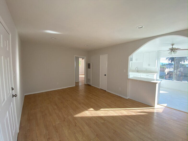 Primary Photo - 12641 Vanowen St