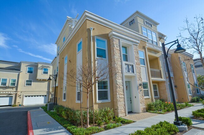 Building Photo - 3BED/4BATH Townhome in Oxnard