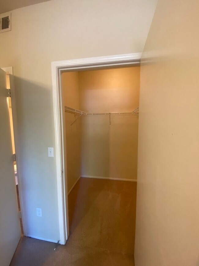 Building Photo - Beautiful unfurnished 2 bedroom in the Sou...