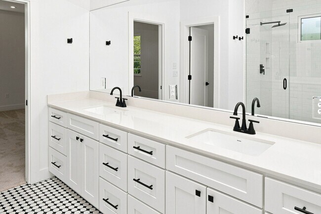 Building Photo - 1500 Sylvan Glade