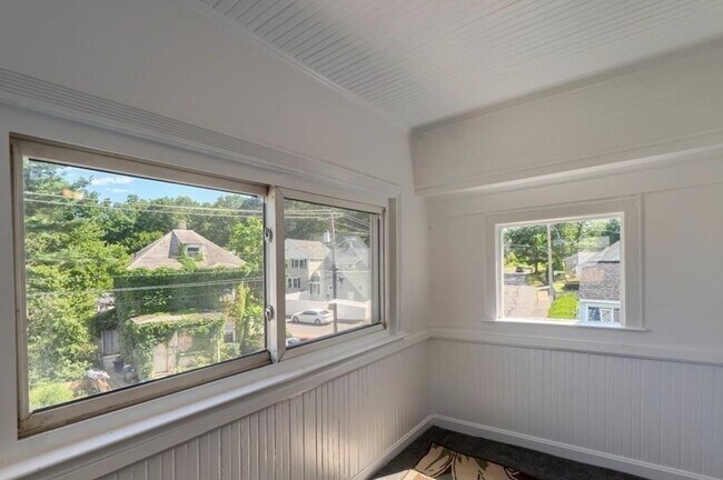 Building Photo - 142 E Meadow Rd