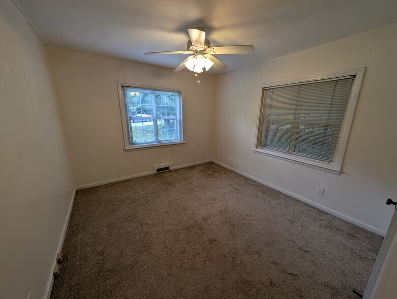 Building Photo - 211 Garden Ln