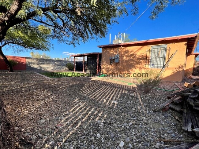 Building Photo - Quaint Two Bedroom