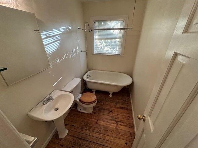 Building Photo - 2815 Crest Ave