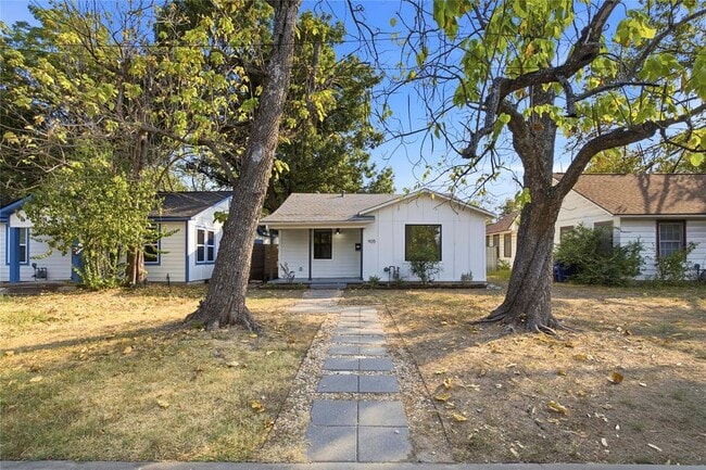 Building Photo - 905 E 53rd St