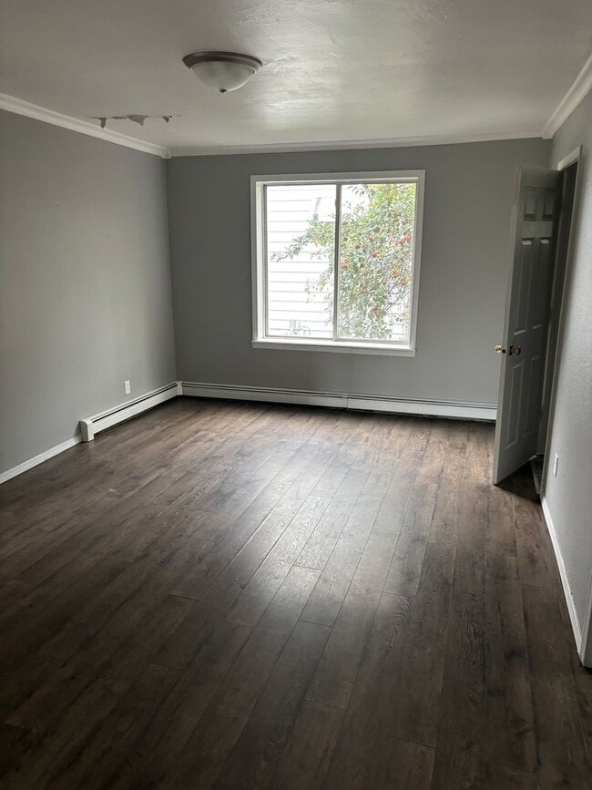 Building Photo - 2 bedroom house with garage