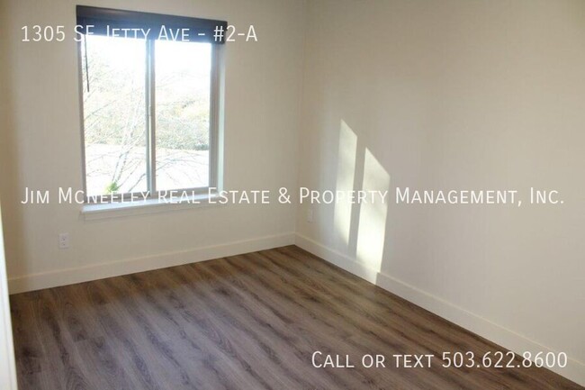 Building Photo - Upper level 2 bed/ 1 bath w/ 1 Assigned Pa...