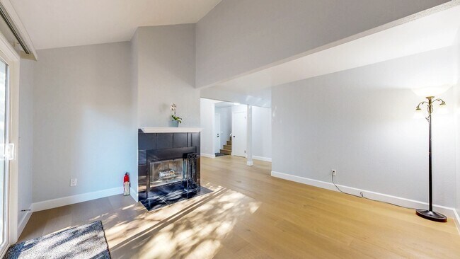 Building Photo - Cozy 2 Bedroom 1.5 Bath with Private Yard and Two Car Garage !