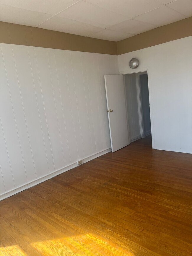 Building Photo - 2030 Wilkens Ave