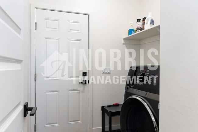 Building Photo - Beautiful Upgraded Home with Furnishings i...