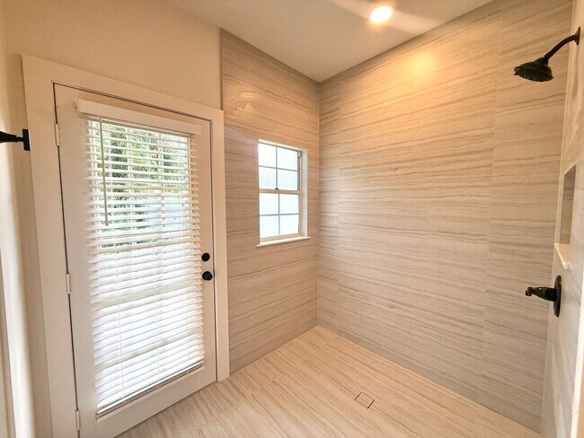 Building Photo - GORGEOUS, just completely renovated 3/2 Ho...