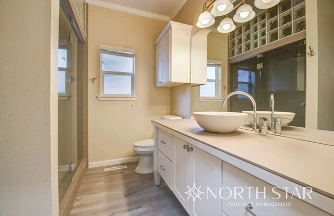 Building Photo - Stunning 3 bed/3 bath in Summit West