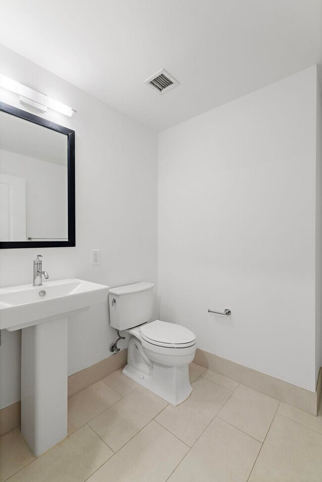 Building Photo - 1100 Maxwell Ln