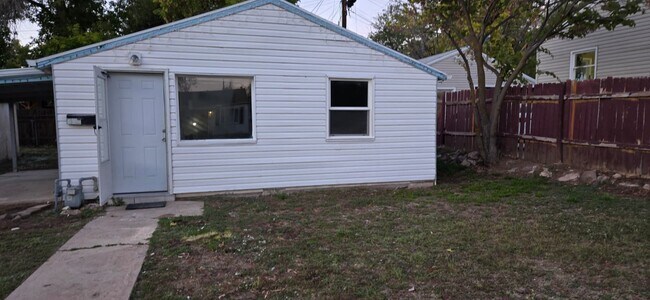 Building Photo - 612 Darling St