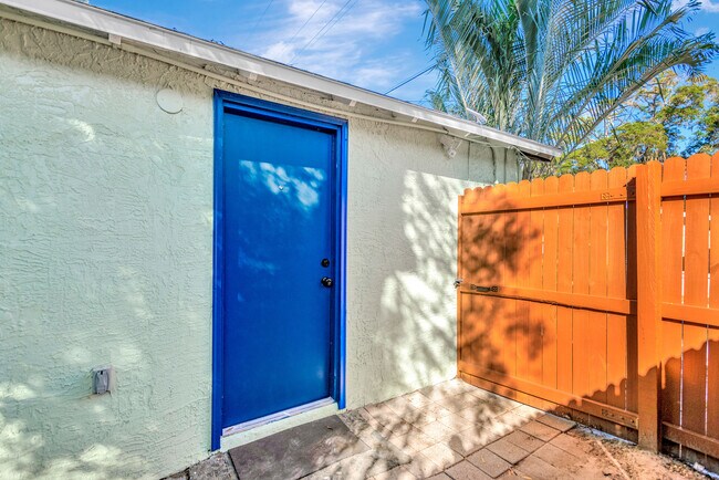 Building Photo - 551 1/2 Wildwood Way Ave
