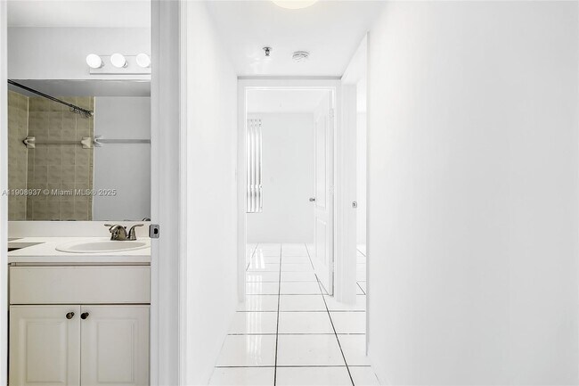 Building Photo - 2642 Collins Ave