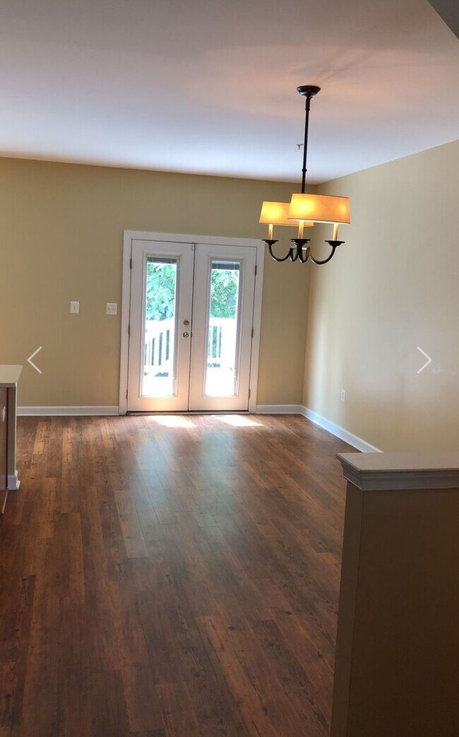 Building Photo - Nice end unit townhouse in waterfront comm...