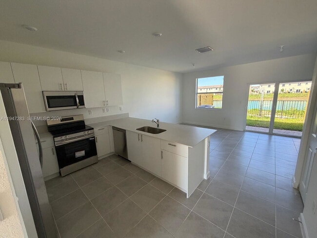 Building Photo - 2732 SE 26th Ave