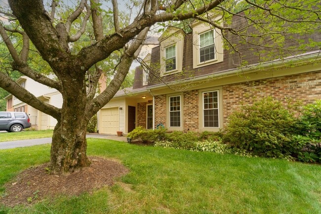 Building Photo - This 3 Bed 2.5 Bath Burke, VA Townhome is a Must See!