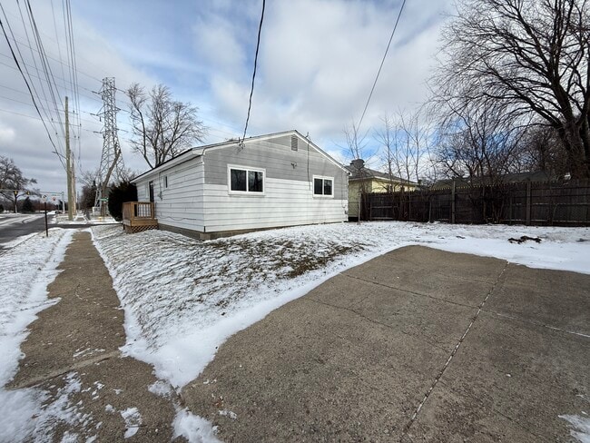 Building Photo - 611 Montana Ave