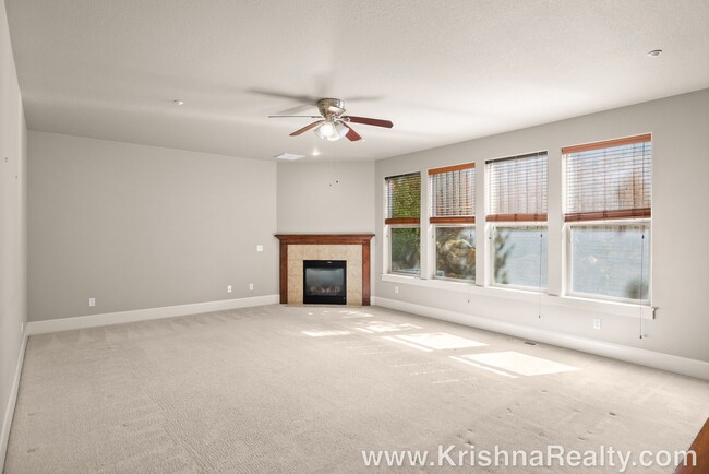 Building Photo - Spectacular 4 Bed | 2.5 Bath Single-Family Home | Quiet Haydon Highlands Neighborhood | Amazing L...