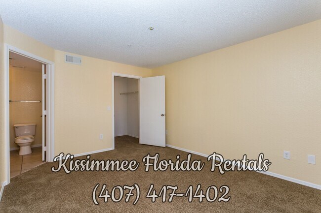 Building Photo - Beautiful third floor unit with 2 bedrooms...