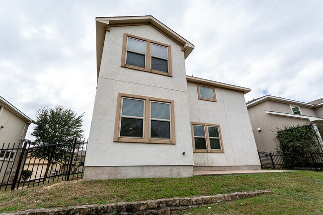 Building Photo - 3 Bedrooms, 2.5 Bathrooms – Stylish and Co...