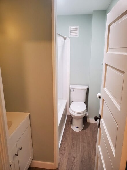 bathroom - 729 Catherine St