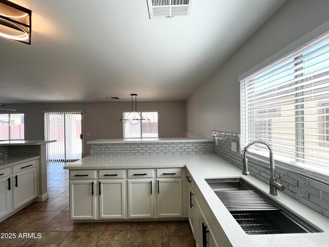Building Photo - 37061 W Bello Ln
