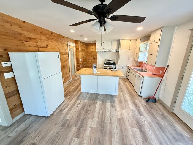 Building Photo - 402 Bonner St