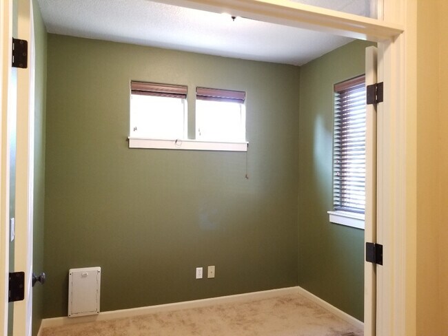 Building Photo - 63118 Dakota Dr