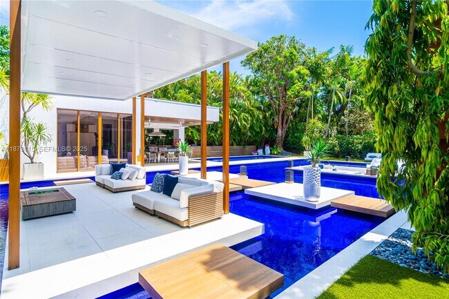 Building Photo - 3009 Pine Tree Dr