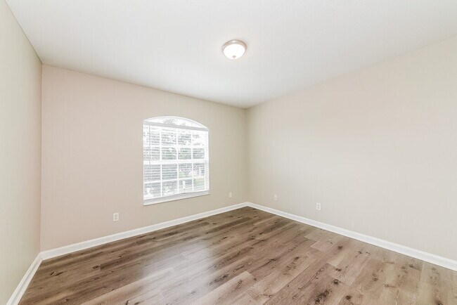 Building Photo - 5810 100th Ave E